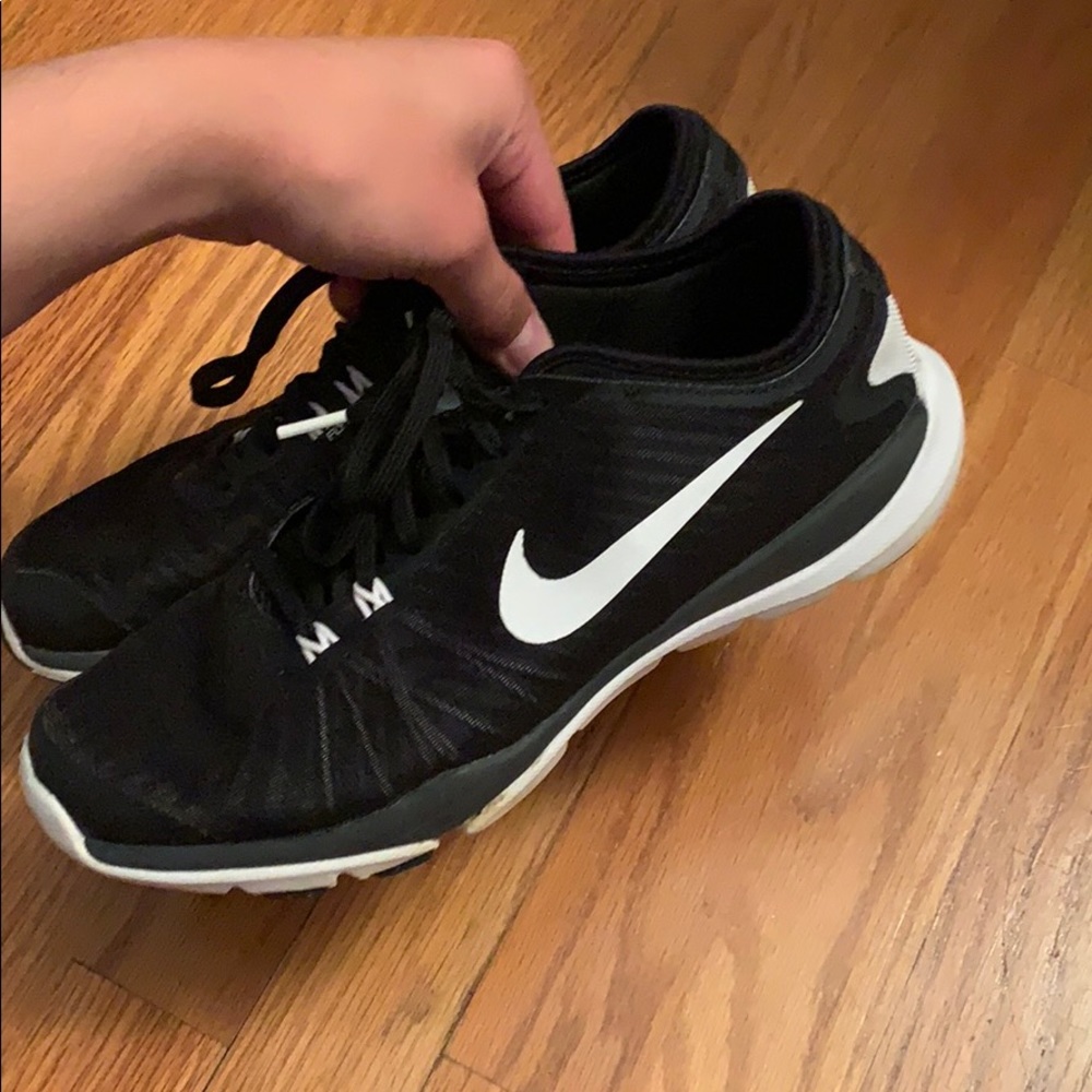black nike shoes!!